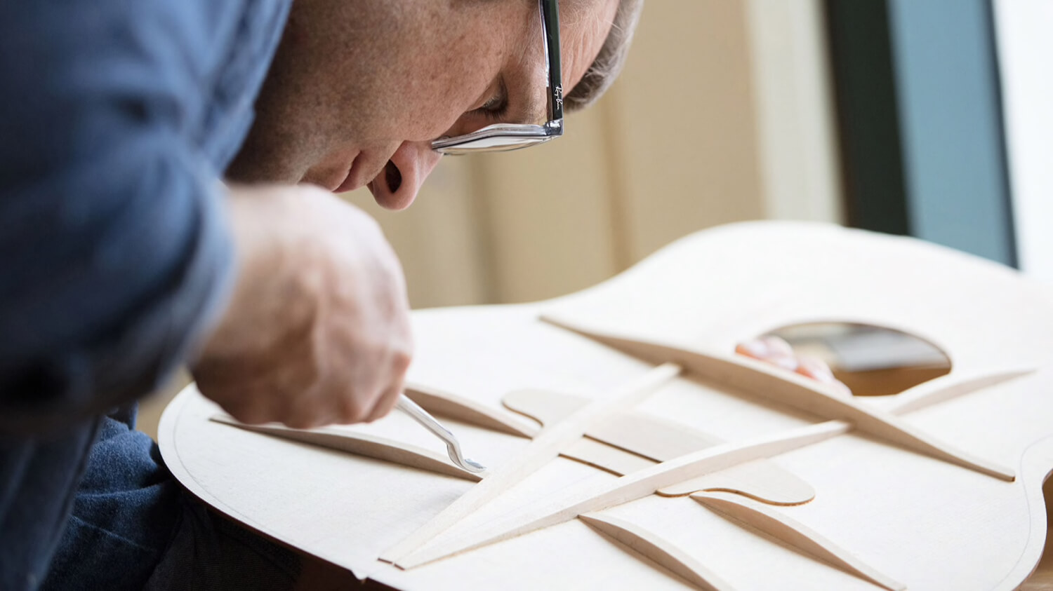 Американская компания Taylor «переизобрела» акустическую гитару. Что такое V-Class от Taylor Guitars. Фото.