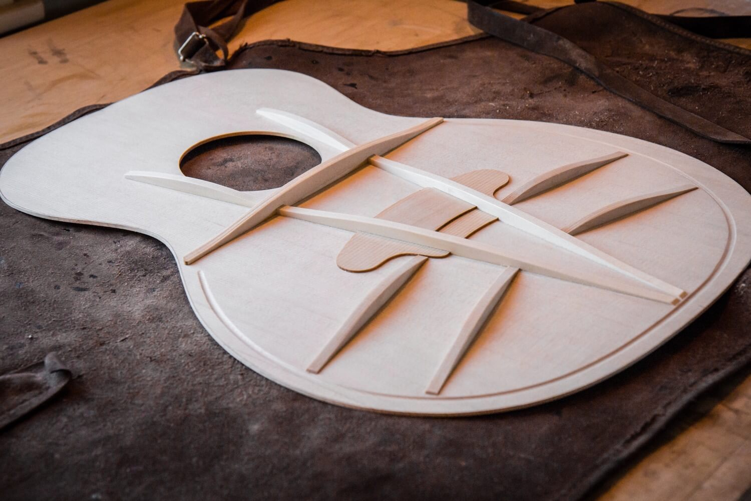 Американская компания Taylor «переизобрела» акустическую гитару. Что такое V-Class от Taylor Guitars. Фото.