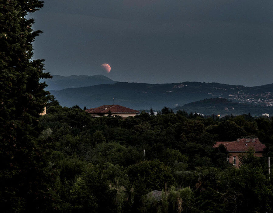 Ну что, посмотрели затмение? Для тех, кто проспал: фото. Фото.