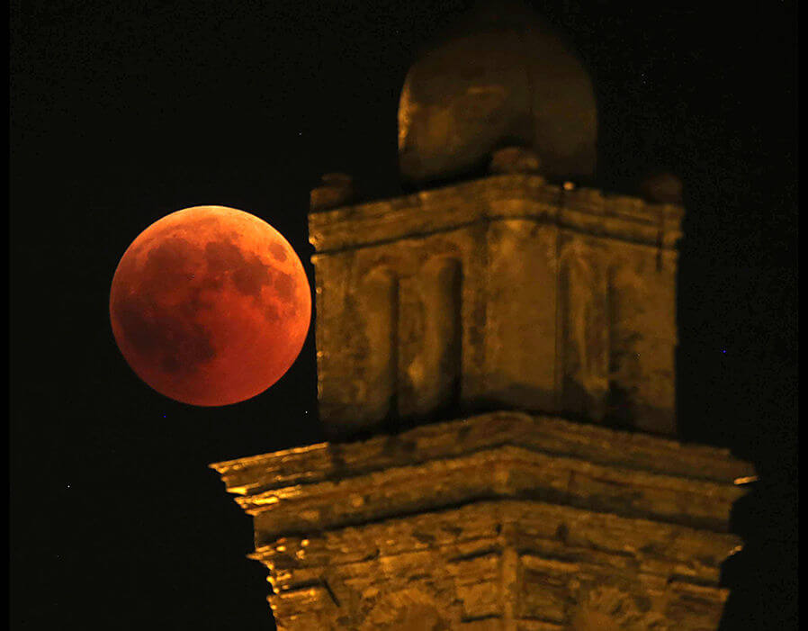 Ну что, посмотрели затмение? Для тех, кто проспал: фото. Фото.