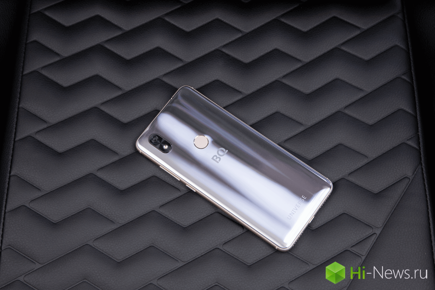 Смартфон серебряного серфера. Фото.