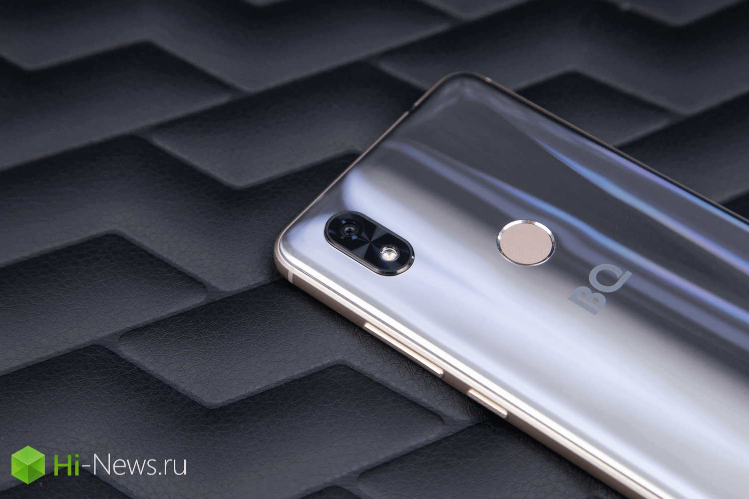 Смартфон серебряного серфера. Камера. Фото.