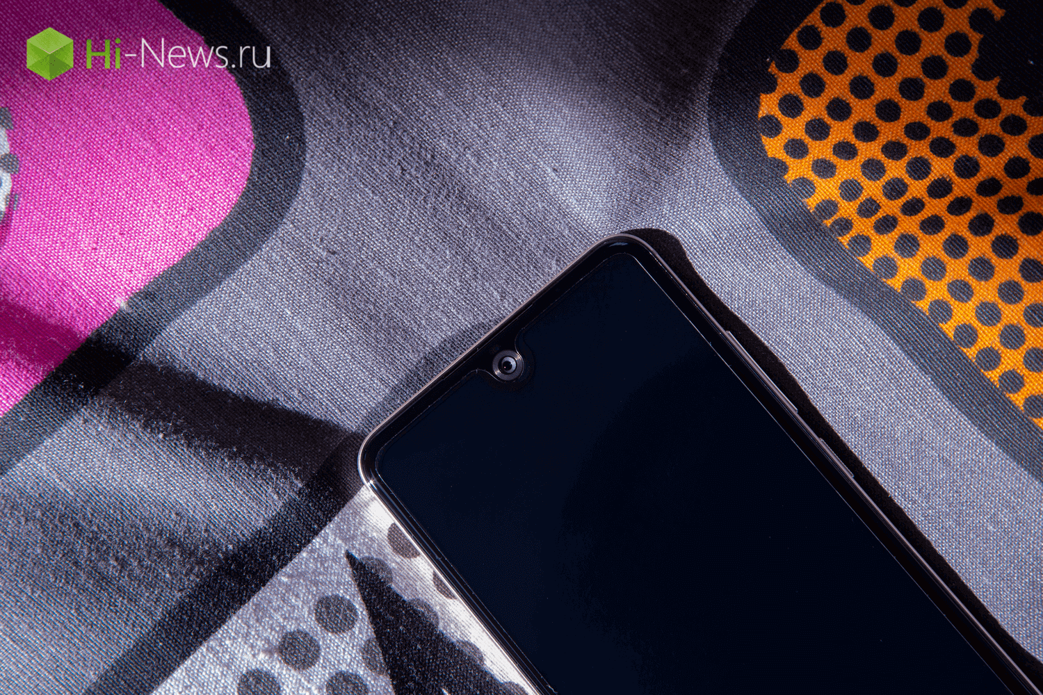 Смартфон серебряного серфера. Камера. Фото.