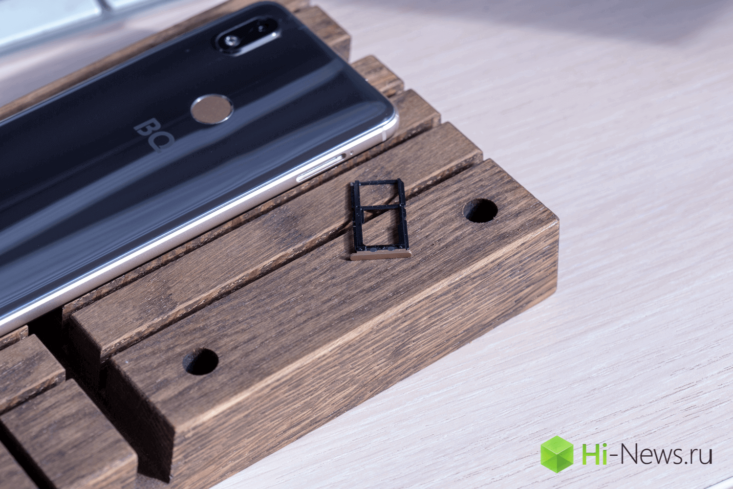 Смартфон серебряного серфера. Внешний вид. Фото.