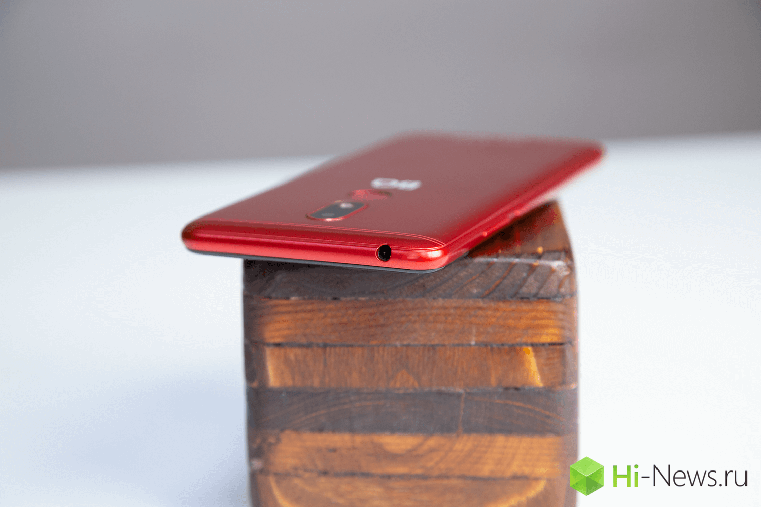 Недорогой смартфон с музыкальным потенциалом. Внешний вид. Фото.