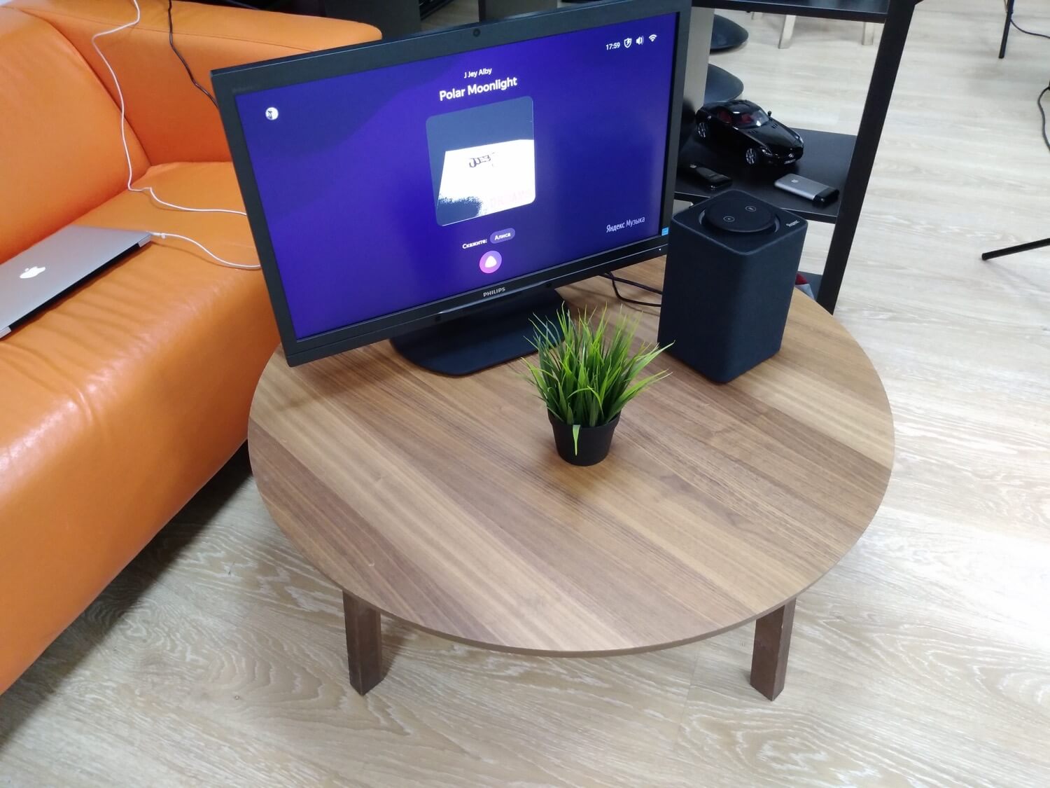 Смартфон серебряного серфера. Камера. Фото.