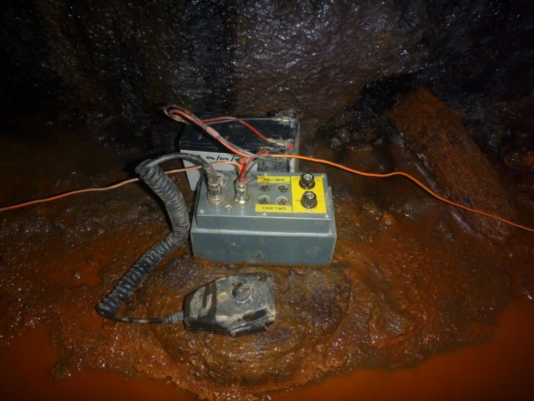 Тайские спасатели использовали радио Heyphone, разработанное радиолюбителем в 2001 году. Фото.