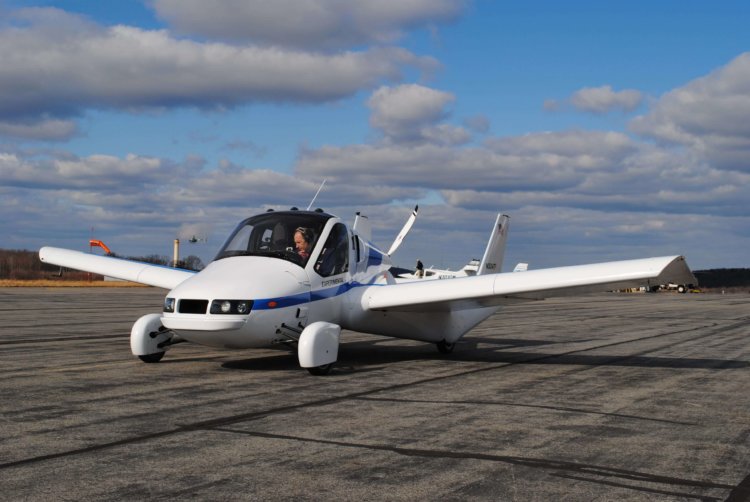 Летающий автомобиль от компании Terrafugia поступит в продажу в следующем году. Фото.