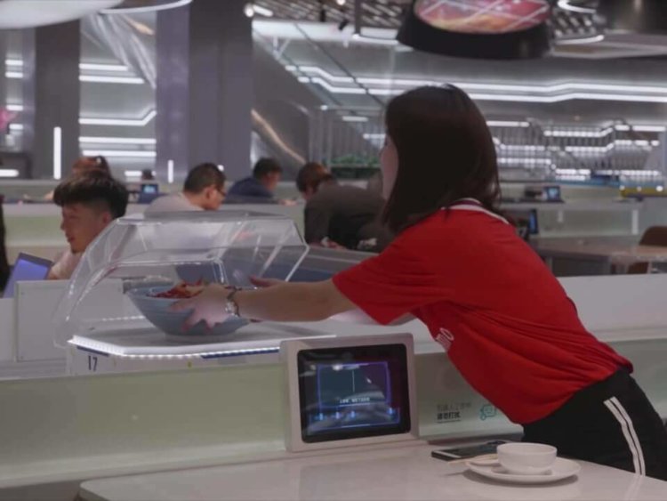 В ресторане Alibaba технологии полностью заменили официантов. Фото.