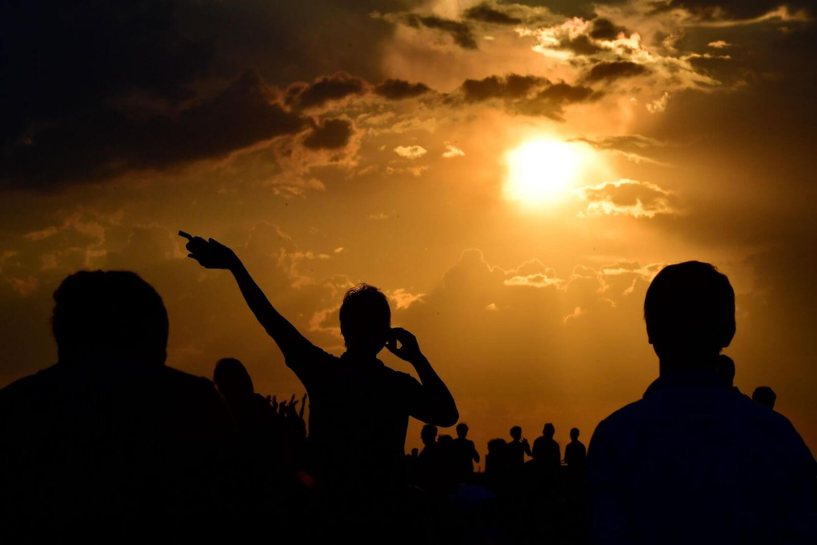 Ну что, посмотрели затмение? Для тех, кто проспал: фото. Фото.