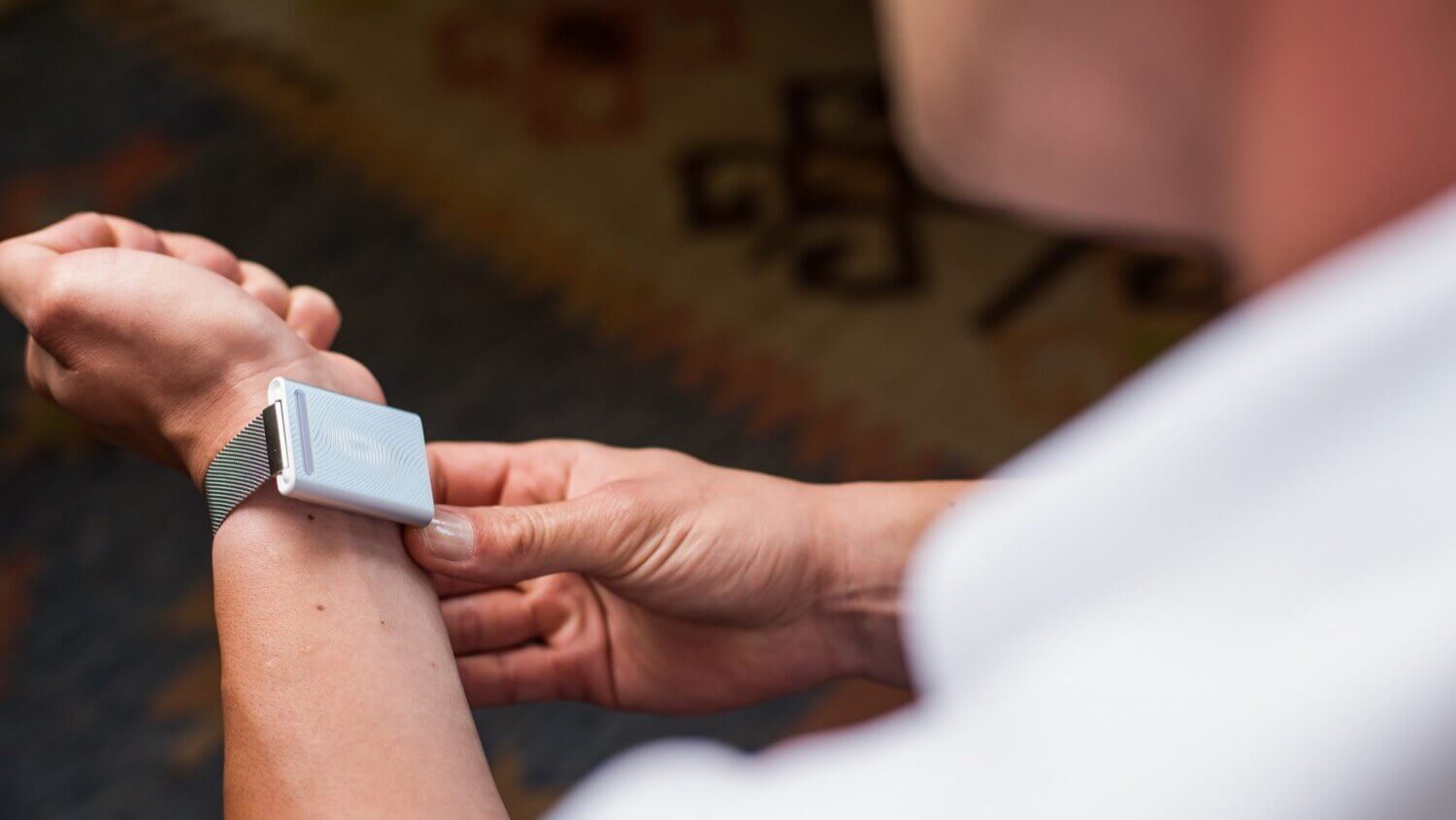 Embr Wave – браслет, который поможет спастись от жары и холода. Фото.