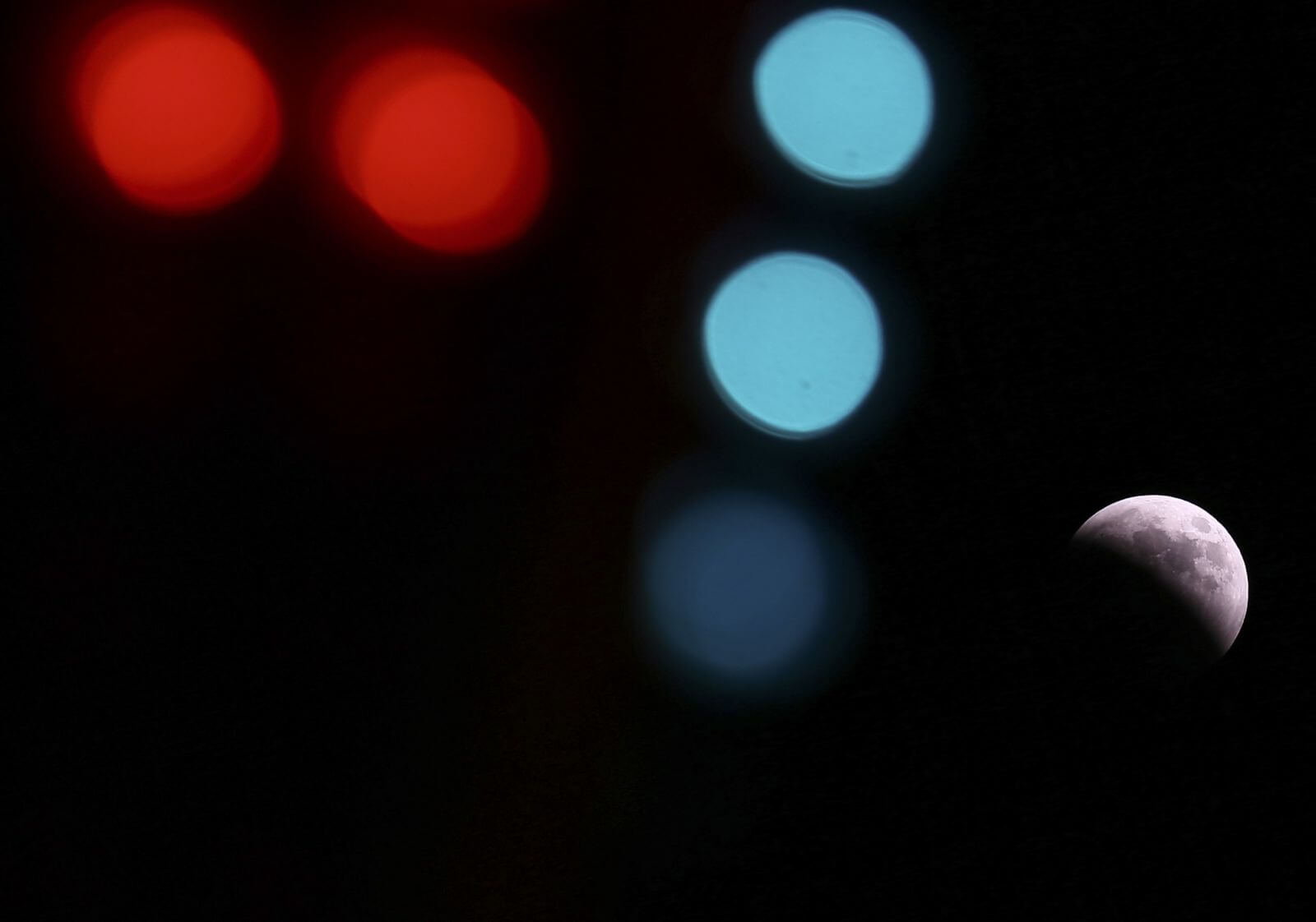 Ну что, посмотрели затмение? Для тех, кто проспал: фото. Фото.