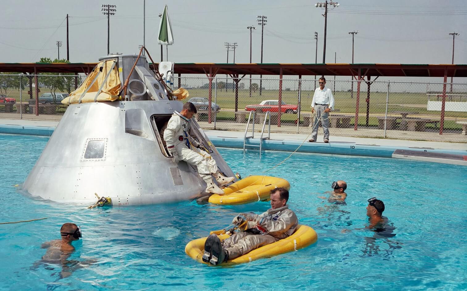 #галерея | Подготовка к первой пилотируемой миссии на Луну. Как это было.. Обучение выходу наружу.. Фото.