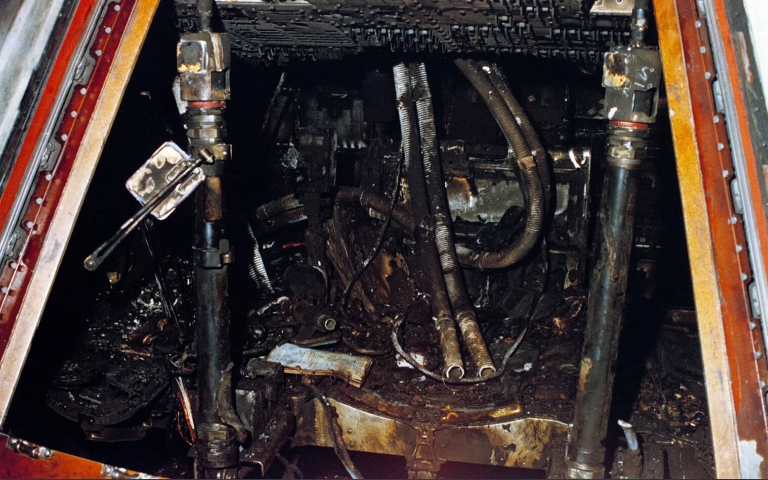 #галерея | Подготовка к первой пилотируемой миссии на Луну. Как это было.. Последствия пожара.. Фото.