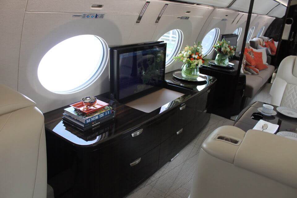 Экскурсия на личный самолет нового поколения Gulfstream G600.. Фото.