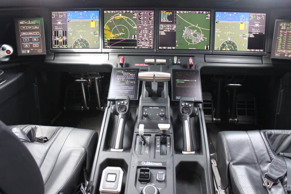 Экскурсия на личный самолет нового поколения Gulfstream G600.. Фото.