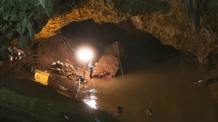 В тайских пещерах застряли дети. Как их будут спасать? Фото.