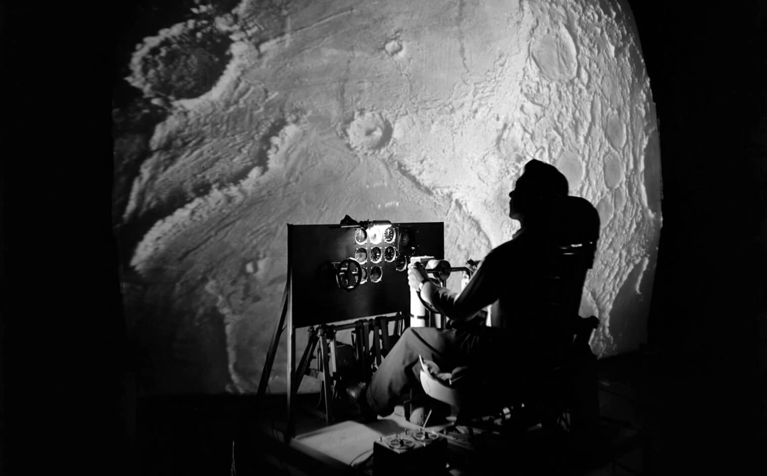 #галерея | Подготовка к первой пилотируемой миссии на Луну. Как это было.. Работа на симуляторе LOLA.. Фото.