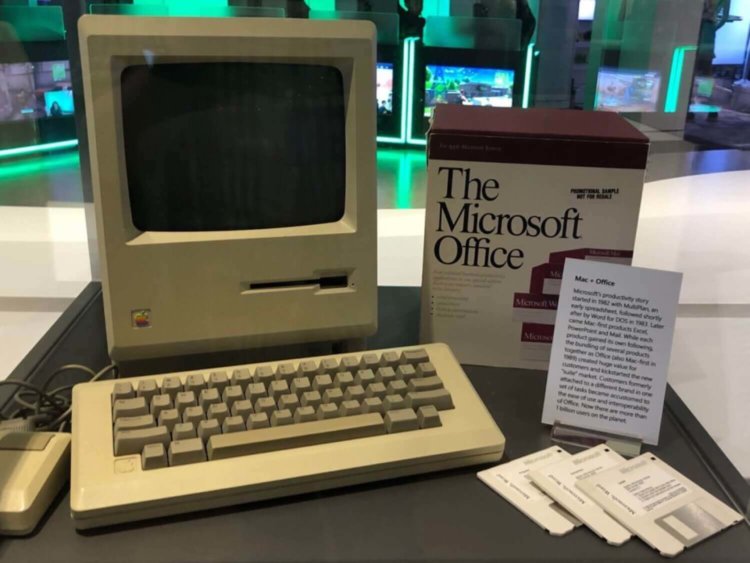 История первого компьютера Macintosh, который стоит в штаб-квартире Microsoft. Фото.