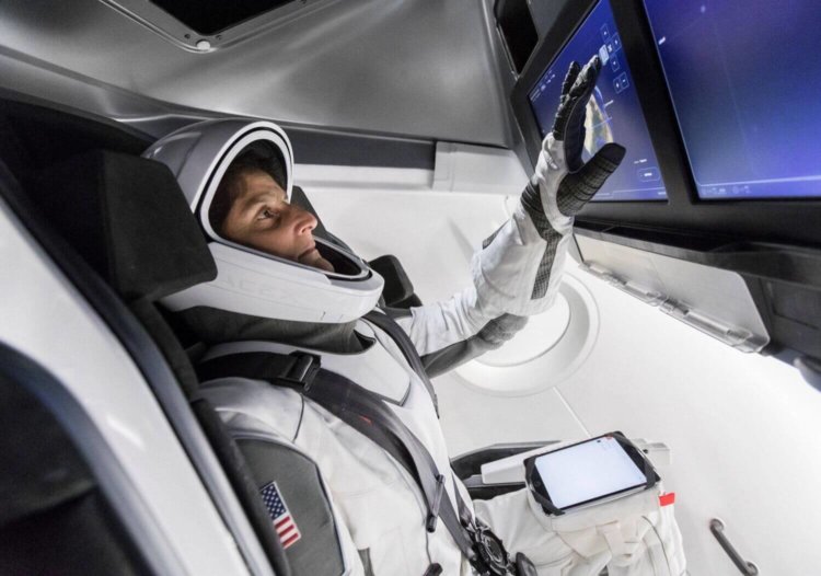 Астронавт NASA поделилась впечатлениями от скафандров Boeing и SpaceX. Фото.
