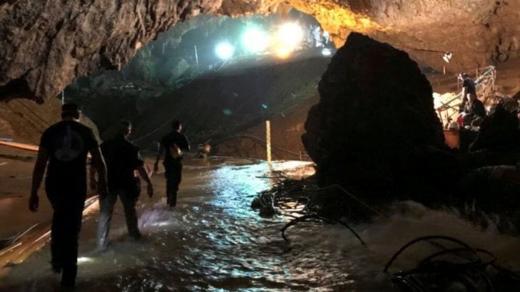 Как это было: дети и их тренер спасены из пещеры Тхам-Луанг в Таиланде. Вторник, 10.07. Фото.