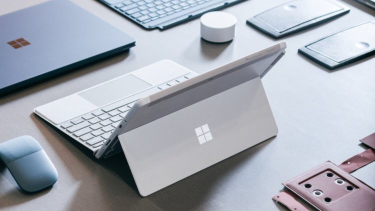 Microsoft представила Surface Go – доступную смесь планшета с ноутбуком. Фото.