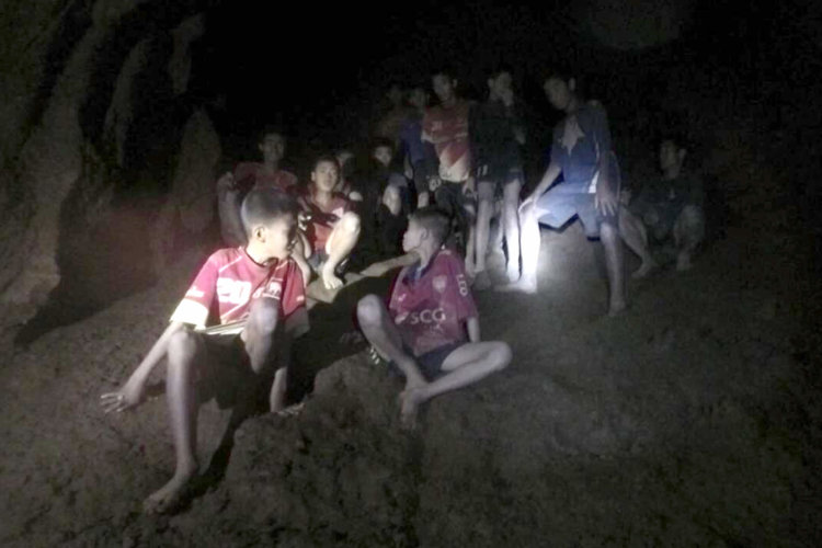 Илон Маск построит «подлодку детских размеров» для спасения детей из затопленной пещеры Таиланда. Фото.