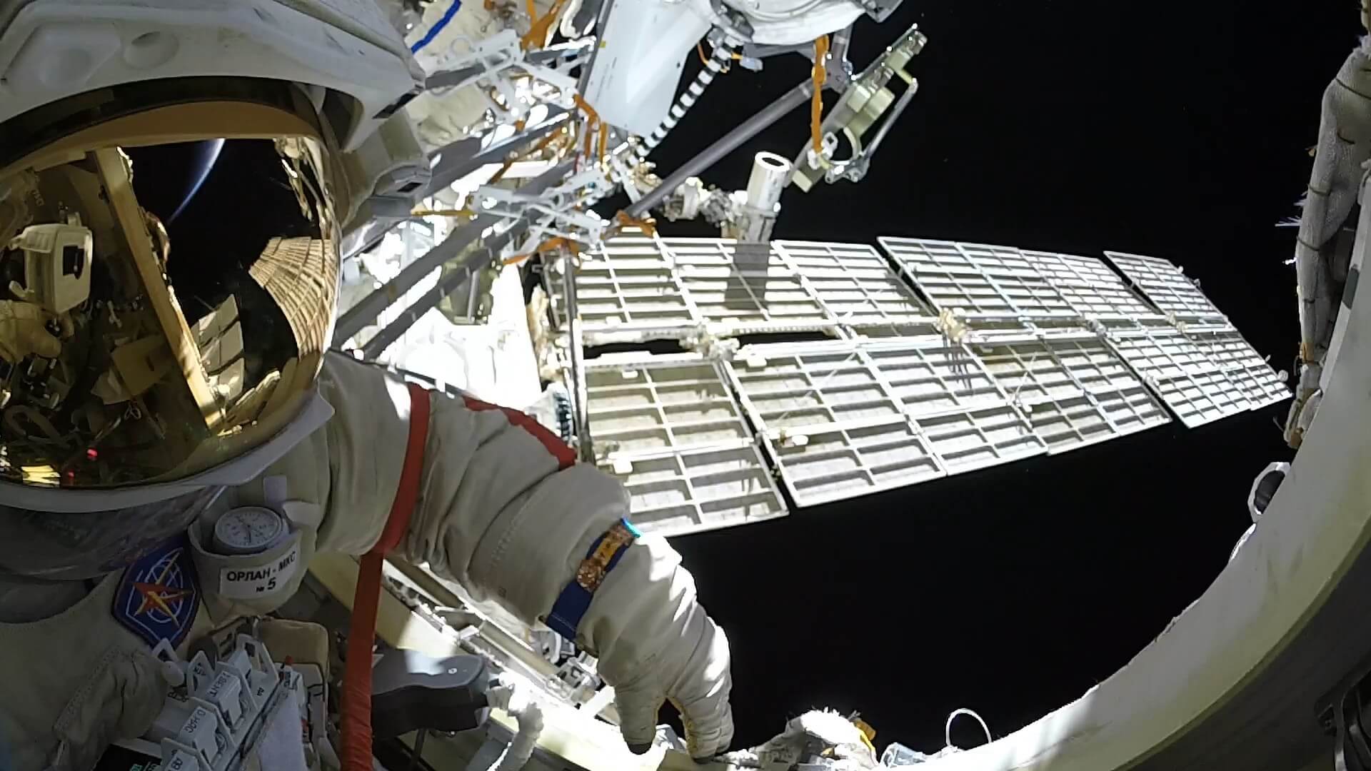 #галерея | Космонавт Олег Артемьев поделился фотографиями выхода в открытый космос.. Фото.