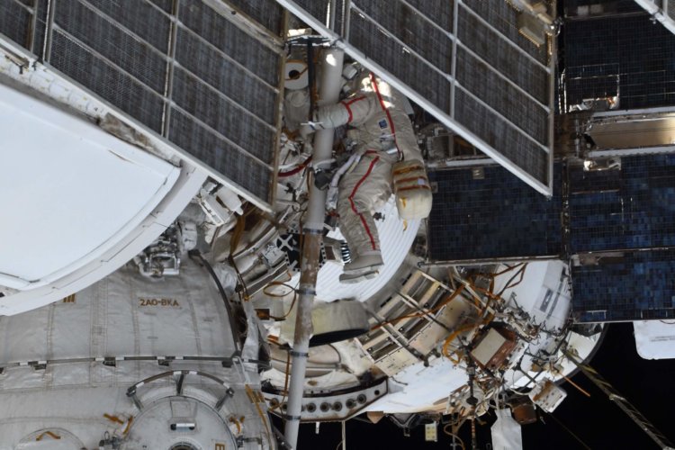 #галерея | Космонавт Олег Артемьев поделился фотографиями выхода в открытый космос. Фото.