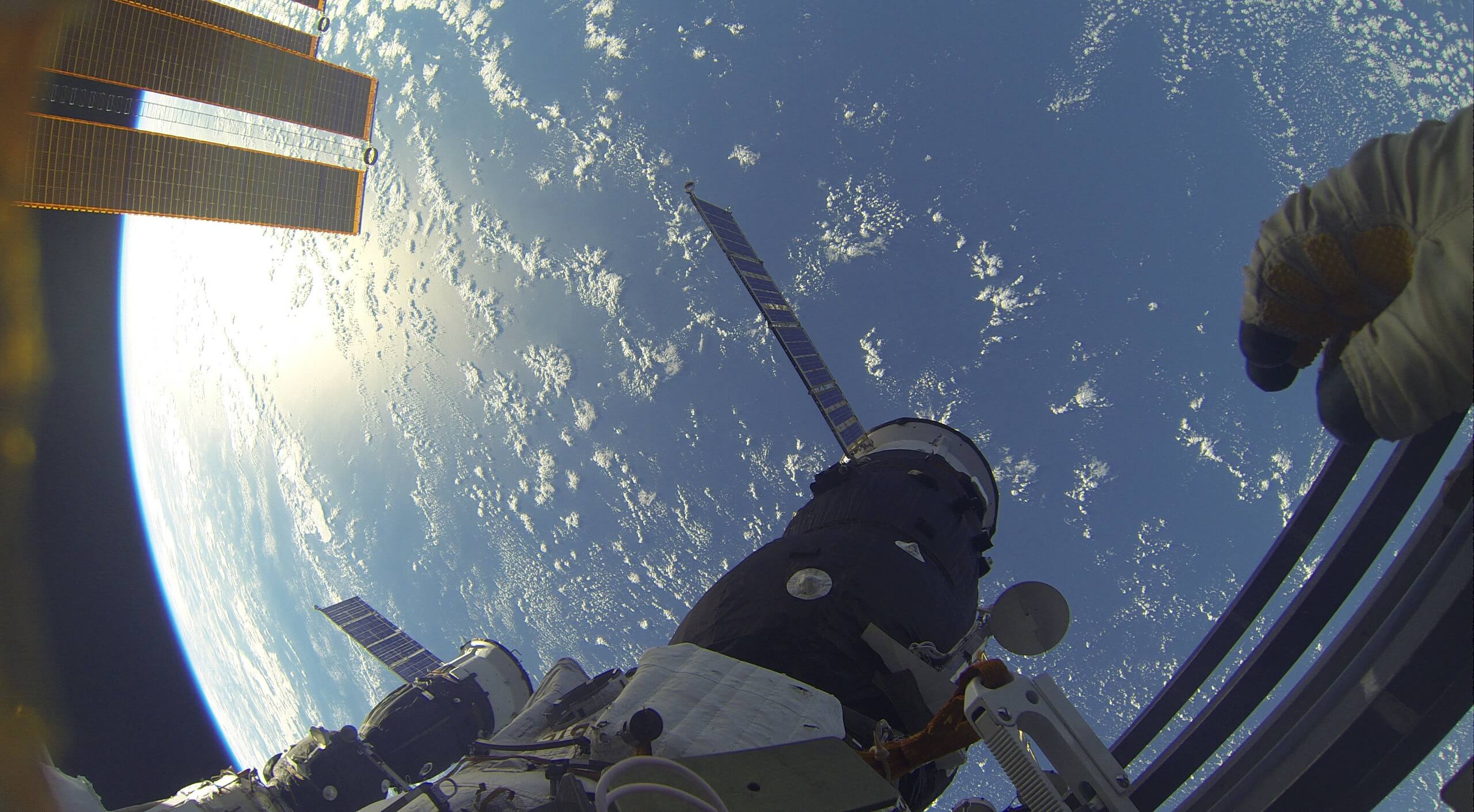 #галерея | Космонавт Олег Артемьев поделился фотографиями выхода в открытый космос.. Фото.