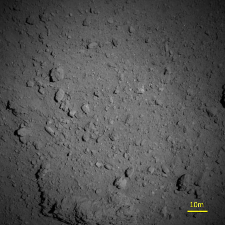 Японский зонд «Хаябуса-2» сфотографировал поверхность астероида Рюгу крупным планом. Фото.