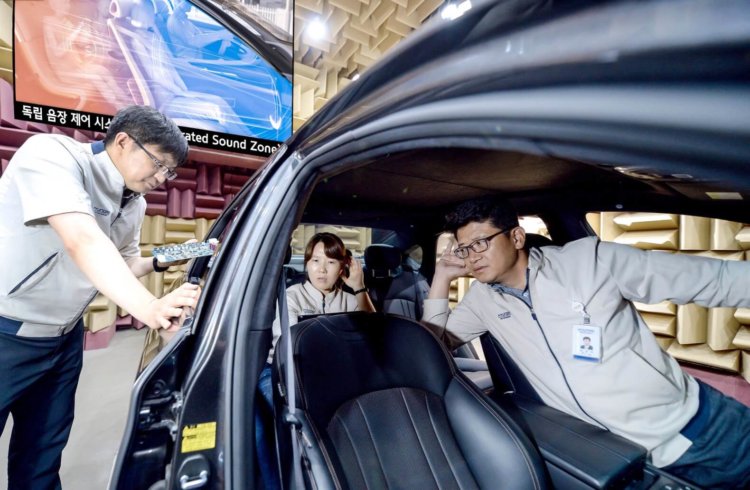 Hyundai представила аудиосистему, позволяющую каждому пассажиру слушать свою музыку. Фото.