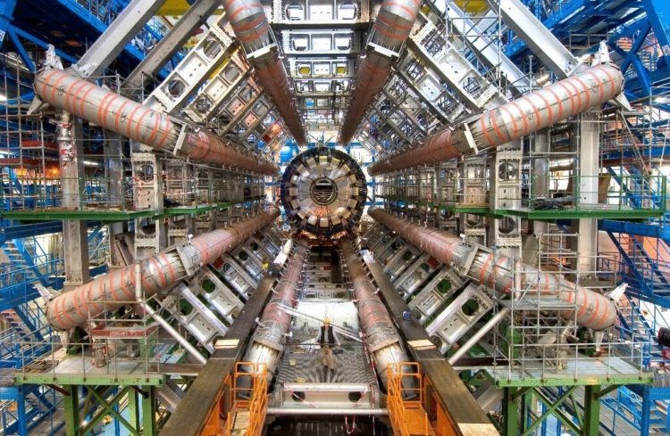 Физики ЦЕРН экспериментально подтвердили новый метод ускорения частиц. Фото.