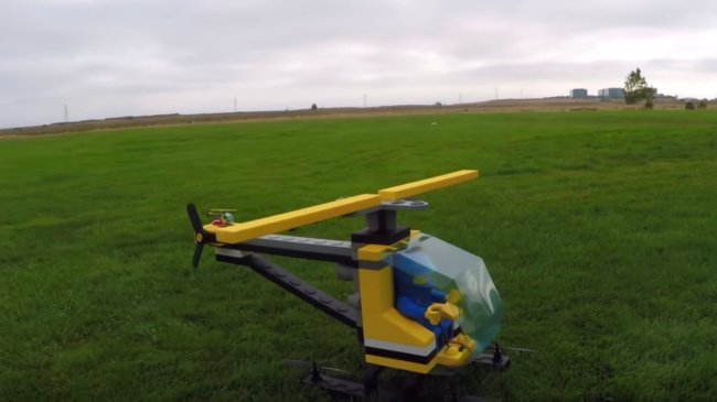 Любитель квадрокоптеров построил гигантский LEGO-вертолет. Фото.