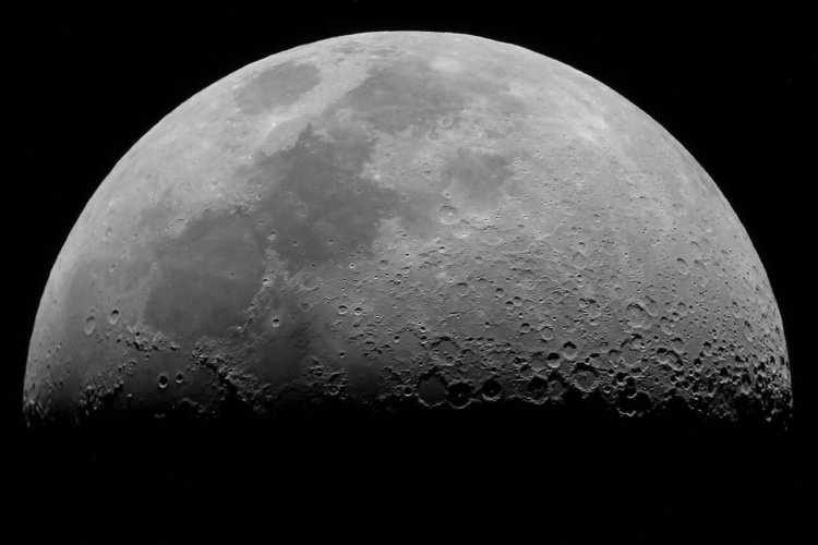 Астрономы подтвердили наличие льда на Луне. Фото.