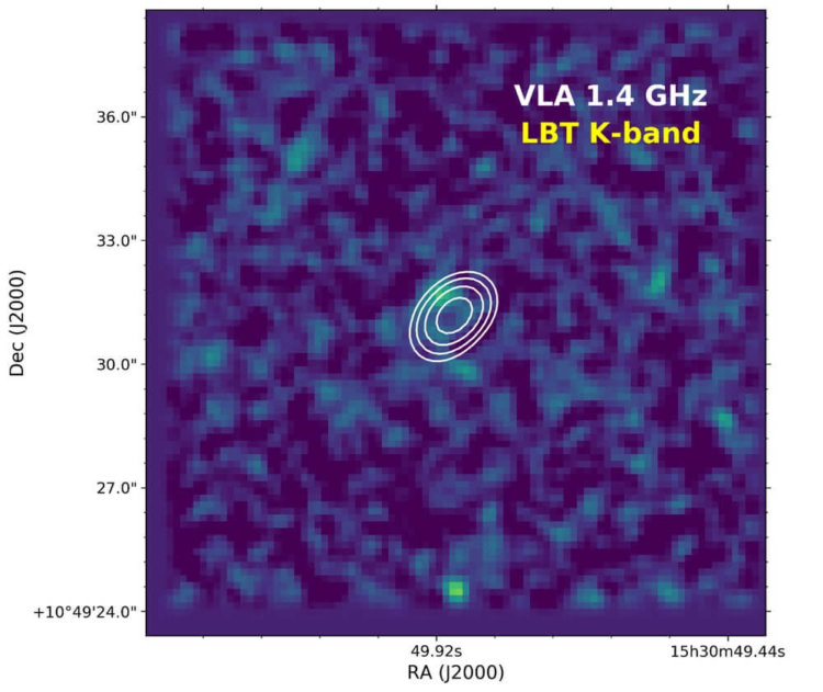 Астрономы обнаружили рекордно удаленную от нас радиогалактику. Фото.