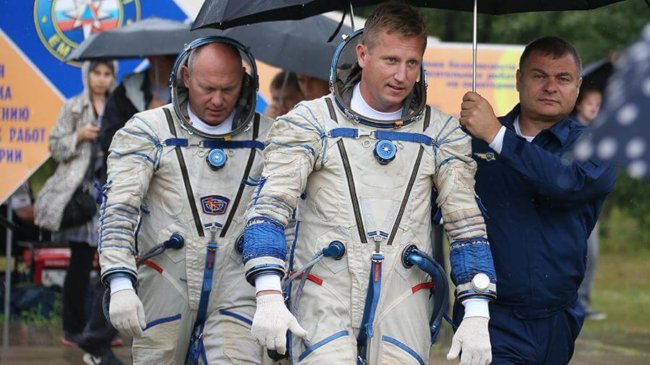 Смотрите в прямом эфире: российские космонавты выходят в открытый космос. Фото.