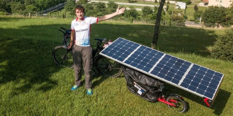 Велосипедисты доехали из Франции в Китай на солнечной энергии. Фото.