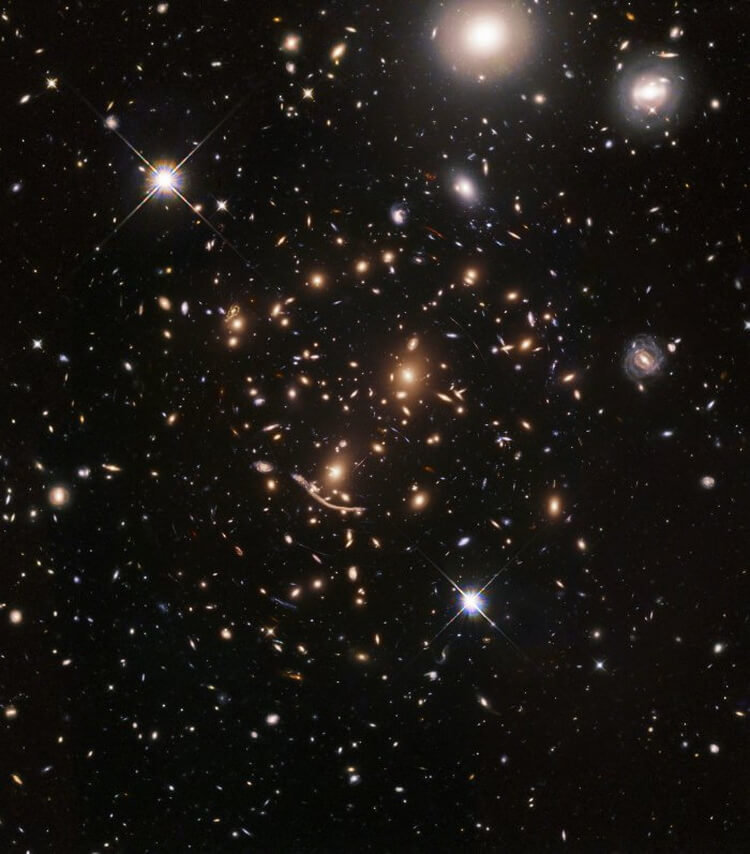 Телескоп «Хаббл» приступил к наблюдению за самыми первыми галактиками Вселенной. Фото.
