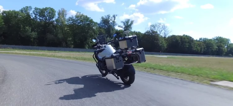 В BMW создали беспилотный мотоцикл для испытания новых систем безопасности. Фото.