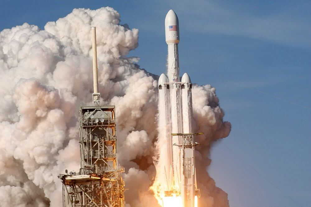 SpaceX отправит туристов вокруг Луны, но она не первая, кто давал такие обещания. Фото.