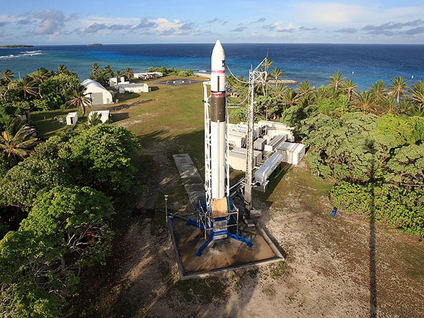 Скромно стоящая в углу ракета. Фото.