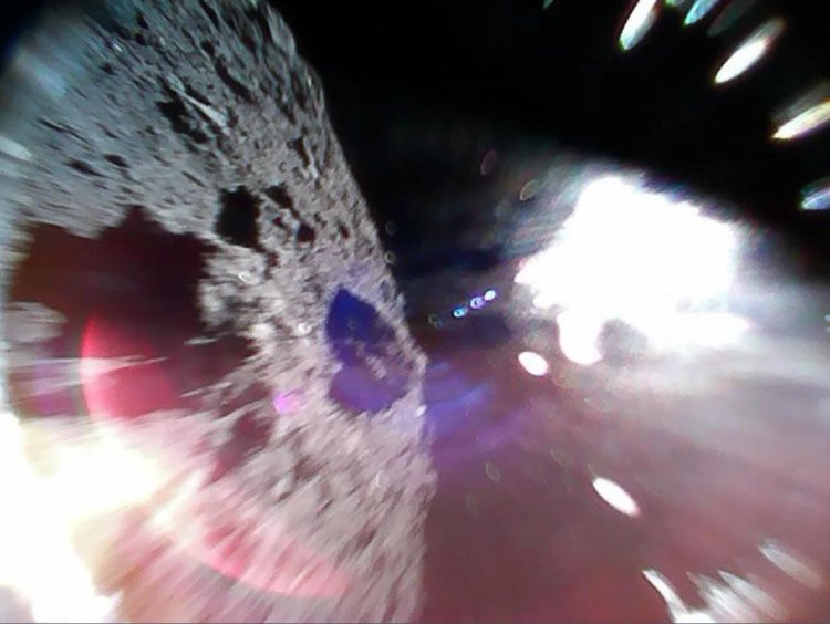 Японские роверы успешно сели на поверхность астероида и прислали первые фотографии. Фото.