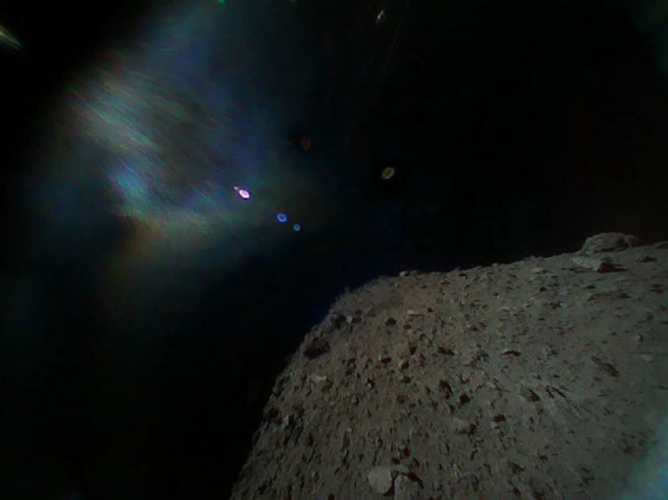 Японские роверы успешно сели на поверхность астероида и прислали первые фотографии. Фото.