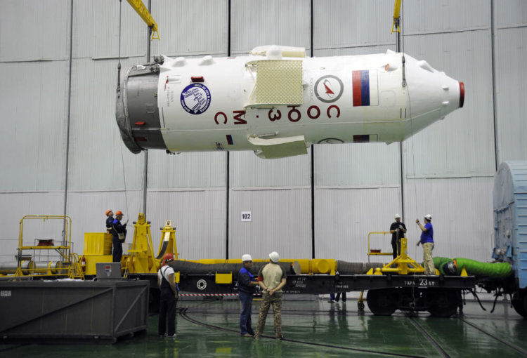 Российские космонавты МКС выйдут в открытый космос для внешнего осмотра дыры в «Союзе». Фото.