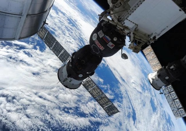 Диверсия или оплошность? СМИ сообщили, откуда в космическом корабле «Союз» оказалась дыра. Фото.