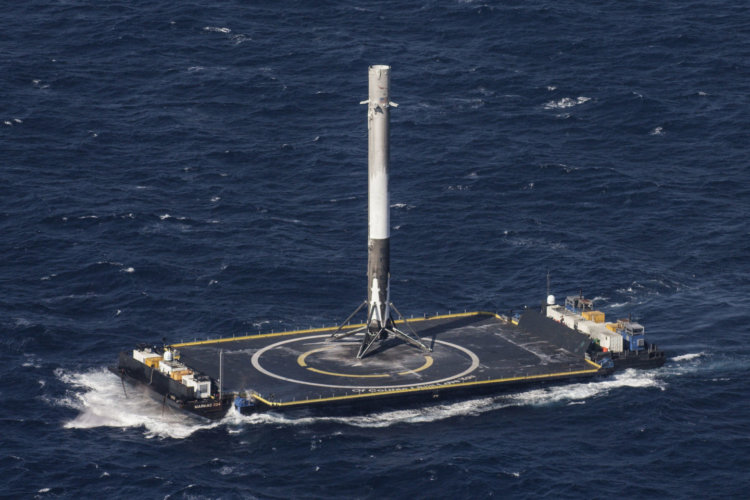 Как это было: восемь отчаянных недель, которые спасли SpaceX от провала. Возвратные части «садятся» на такую платформу. Фото.