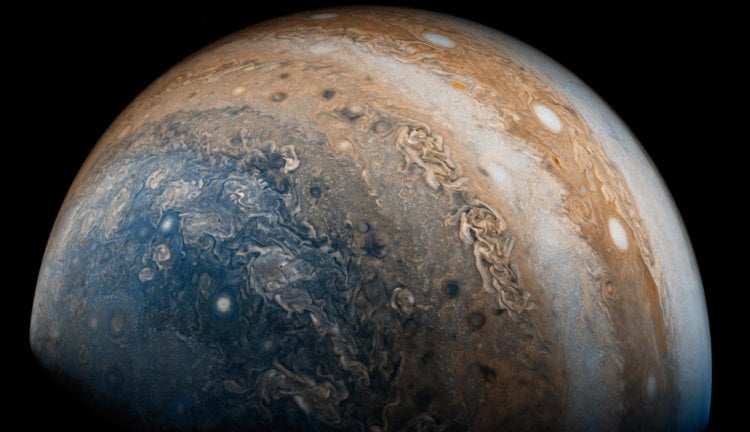 Магнитное поле Юпитера оказалось более сложным, чем предполагалось. Фото.