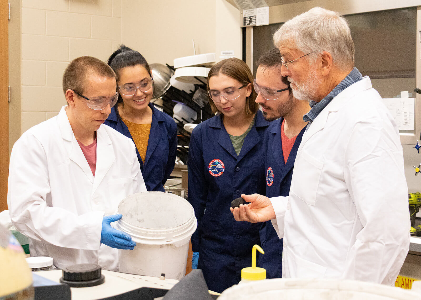 UCF продает экспериментальную марсианскую почву. UCF продает экспериментальную марсианскую почву. Фото.