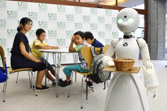 Люди с ограниченными возможностями смогут управлять роботами-официантами. Фото.